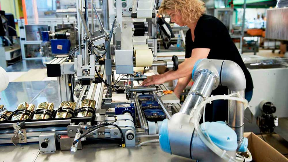 Los cobots, la robótica y la automatización crean nuevos y mejores empleos 1 Robots en empresas colaborando con trabajadores (ejemplo de tabacalera)